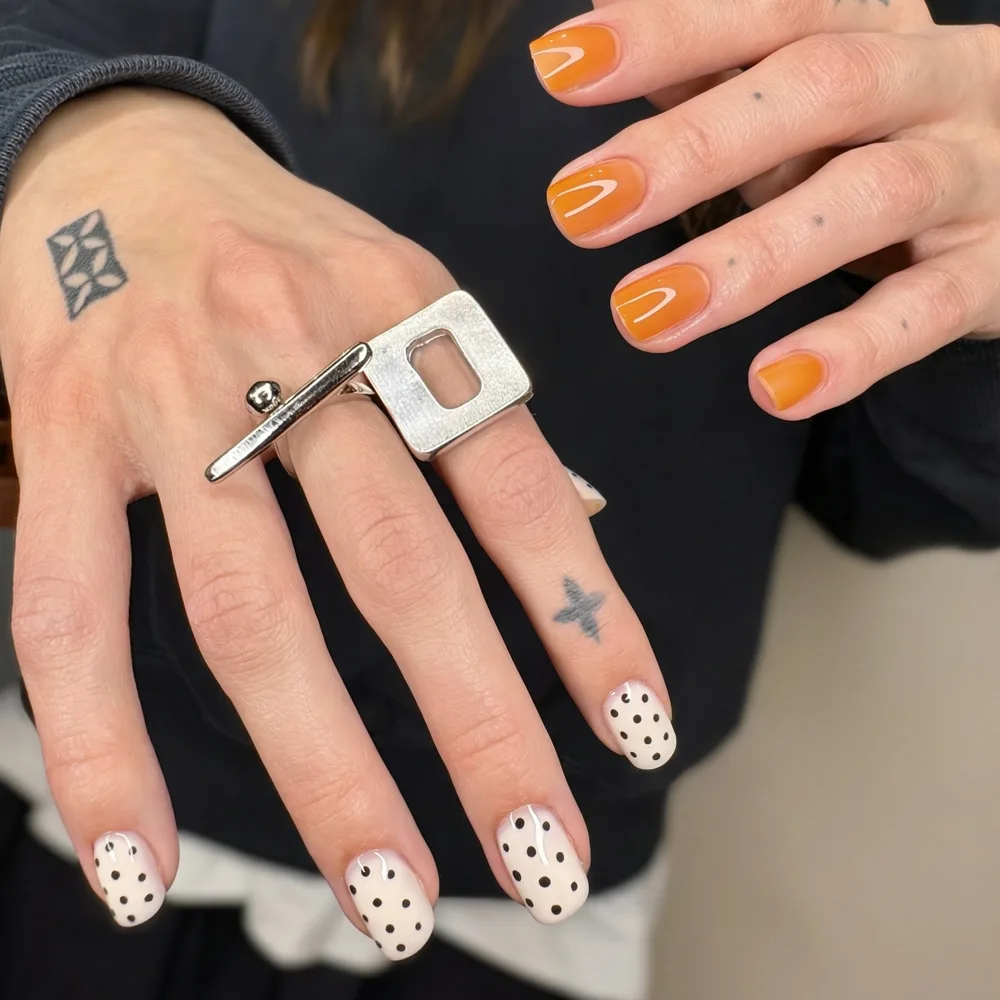 Bursztynowy manicure hybrydowy z białym groszkiem, wykonany w Norm