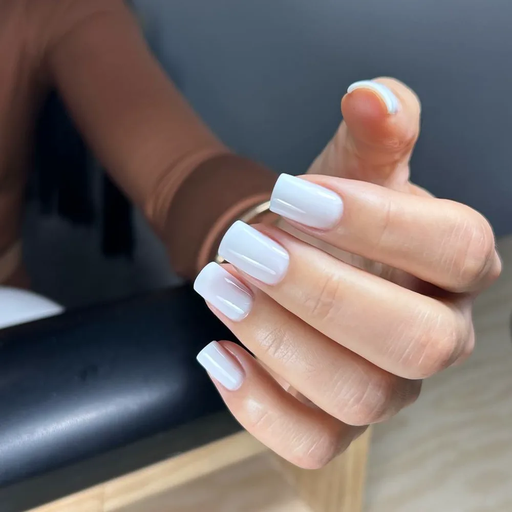 Bladoniebieski manicure hybrydowy na kwadratowych paznokciach, wykonany w Norm