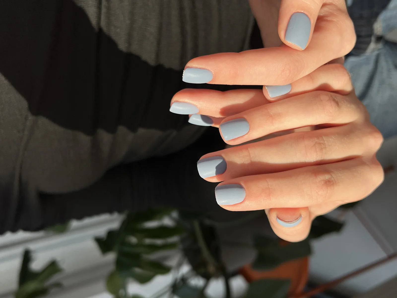 Matowy niebiesko-szary manicure hybrydowy, wykonany w Norm