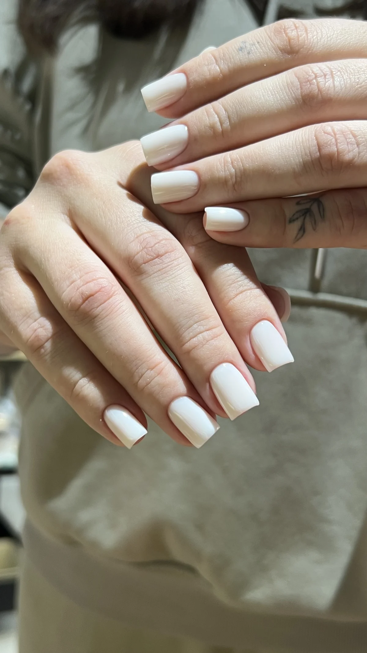 Mleczny biały manicure hybrydowy, wykonany w Norm